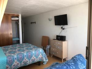 Un dormitorio con una cama y un televisor en la pared. en Ocean View, en Viña del Mar