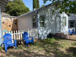 un grupo de sillas azules sentadas fuera de una casa en Clearlake Cabins, en Clearlake