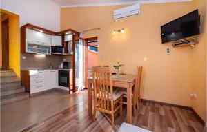 Kuchyňa alebo kuchynka v ubytovaní Cozy Apartment In Modric With Wifi