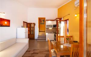 Kuchyňa alebo kuchynka v ubytovaní Cozy Apartment In Modric With Wifi