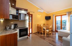 Kuchyňa alebo kuchynka v ubytovaní Cozy Apartment In Modric With Wifi