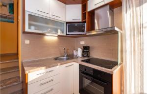 Kuchyňa alebo kuchynka v ubytovaní Cozy Apartment In Modric With Wifi