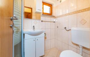 Kúpeľňa v ubytovaní Cozy Apartment In Modric With Wifi