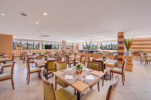 A restaurant or other place to eat at Blue Tree Premium Londrina