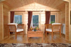 una stanza con due sedie e un tavolo e finestre di Inan Kardesler Hotel a Uzungöl