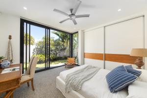 Un dormitorio con una cama y un escritorio y una ventana. en 33 Witta Circle, Noosa Heads, en Noosa Heads 29 fotos más