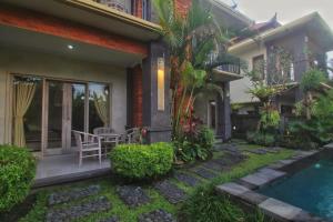 una casa con patio e piscina di The Suci Sari Ubud ad Ubud