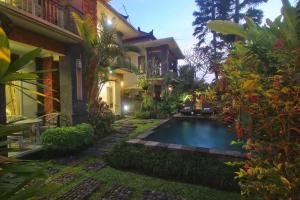una casa con piscina nel cortile di The Suci Sari Ubud ad Ubud