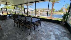 Imagen de la galería de Waterfront Hernando beach house on deep water canal w/dock, fishing, kayak, en Hernando Beach