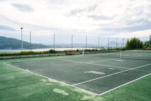 una imagen de una pista de tenis con el agua en CABANA & Sunset - Terrasse , Parking & Lac, en Veyrier-du-Lac