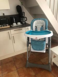 seggiolone in cucina sotto una scala di La st Cecile a Camiers