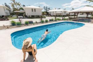 2 personas en la piscina de un complejo en Salt @ South West Rocks, en South West Rocks