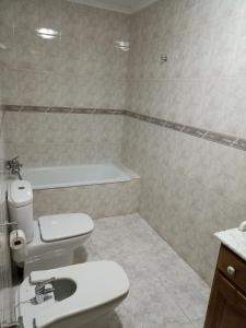 een badkamer met toilet en ligbad bij Parque de los Patos in Cedeira +19 foto's