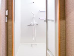 eine Dusche in einem Badezimmer mit einer Glastür in der Unterkunft 慶有魚·八坂(Kyotofish·Yasaka)*近清水寺祗园5分钟*庭院地暖浴缸*京都民宿认证 in Kyoto + 12 Fotos