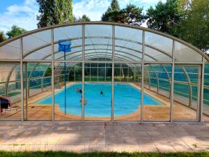 Piscina a Gîte La Buissière Duravel piscine couverte privative o a prop