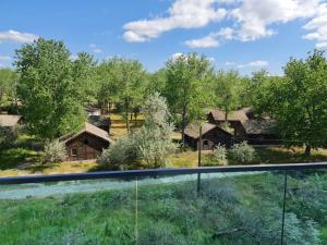 ein Blick vom Balkon eines Hauses mit Bäumen in der Unterkunft WAVE 4 Apartments Mamaia Nord in Năvodari