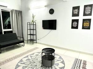 - un salon avec une télévision sur un mur blanc dans l'établissement Minimalist Loft IV @DeCentrum (Wifi/Netflix), à Kajang
