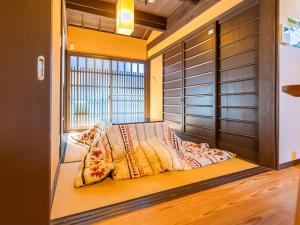 a bedroom with a bed in a room with a window at 慶有魚·二条城(Kyotofish·Nijojo)*百年町屋青石板*庭院浴缸*二条站6分钟*民宿认证 in Kyoto