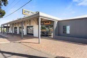 a street corner with a bus stop and a building at The View On Hannans Kalgoorlie in Kalgoorlie