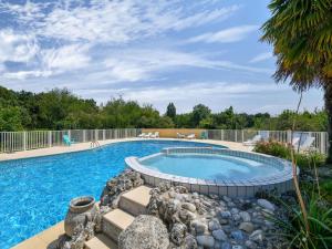 Bazén v ubytování Quaint Holiday Home in Saint Savinien with private terrace nebo v jeho okolí