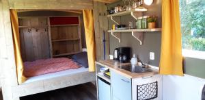 Kuchyň nebo kuchyňský kout v ubytování Slaaphuisjes op wielen BuitenWedde Westerwolde
