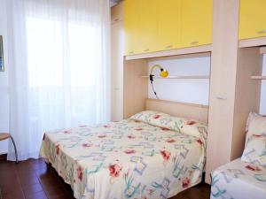ein kleines Schlafzimmer mit einem Bett und einem Fenster in der Unterkunft Charming holiday home in Porto Santa Margherita with terrace in Porto Santa Margherita