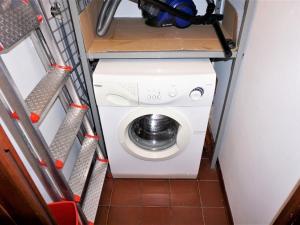 uma máquina de lavar e secar numa casa minúscula em Charming holiday home in Porto Santa Margherita with terrace em Porto Santa Margherita di Caorle