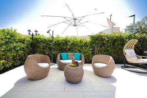 - un ensemble de chaises et de tables sur une terrasse dans l'établissement Villa Pino with Pool, Sauna & Jacuzzi, à Petrčane