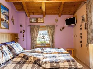 Ein Bett oder Betten in einem Zimmer der Unterkunft Beautiful Holiday Home in Livigno Italy near Ski Area