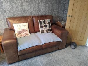 Ein Bett oder Betten in einem Zimmer der Unterkunft Snuffling Hedgehog