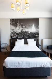 Postel nebo postele na pokoji v ubytování Résidence-Hotel Le Quinze Grand Place Brussels