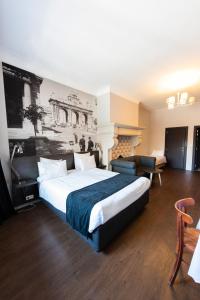 a hotel room with a large bed and a couch at Résidence-Hotel Le Quinze Grand Place Brussels in Brussels