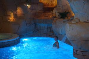 Bazén v ubytovaní Hotel Beverly Park & Spa alebo v jeho blízkosti