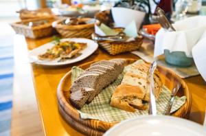 een tafel met een bord brood en borden voedsel bij B&B Lomamokkila in Savonlinna