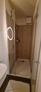 Kylpyhuone majoituspaikassa Glatthall Premium