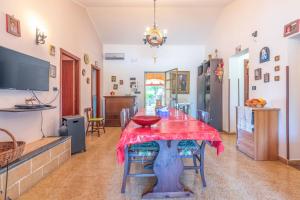 Zdjęcie z galerii obiektu Villa con piscina vicino al mare w mieście Melilli