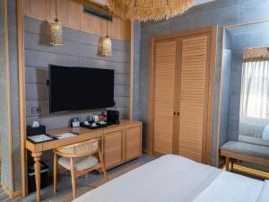 Sa'Rezya Hotel的电视和/或娱乐中心