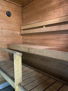 uma sauna com um banco numa parede de madeira em Moksunsalo em Ähtäri