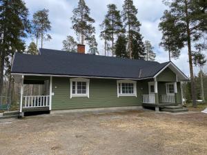 une maison verte avec un toit noir dans l'établissement Moksunsalo, à Ähtäri