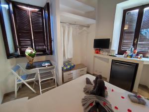 une chambre avec une table et une cuisine avec des fenêtres dans l'établissement RomAmoR Campo de' fiori, à Rome