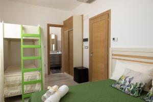 CorsanoにあるModsalento - Rooms and breakfastのベッドルーム1室(緑の梯子、二段ベッド付)