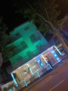 リミニにあるHotel Pamelaの夜灯の灯る建物