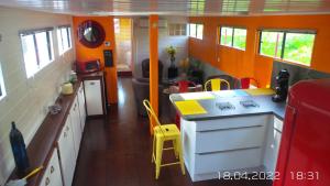 una cocina de juguete con barra y taburete amarillo en LES AMIS D'ULYSSE en Chagny