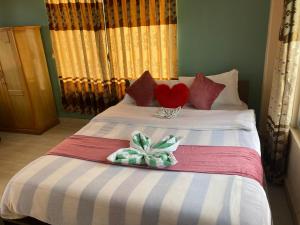 A bed or beds in a room at Hotel Nightingale