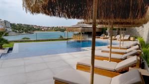 Sa'Rezya Hotel内部或周边的泳池