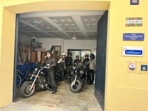 Néfiach的住宿－Casa Mia，一群人站在一个车库里,骑着摩托车