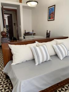 Un pat sau paturi într-o cameră la Palazzo Arhontiko Apartments
