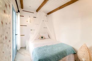 Posteľ alebo postele v izbe v ubytovaní Sunset Suite Elena