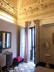 a room with a ceiling and a room with a mirror at Vera Rooms in Catania