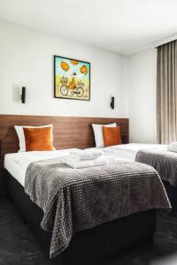 duas camas num quarto de hotel com duas camas sidx sidx em Apartamenty Centrum Park Twardowskiego 4 em Zielona Góra